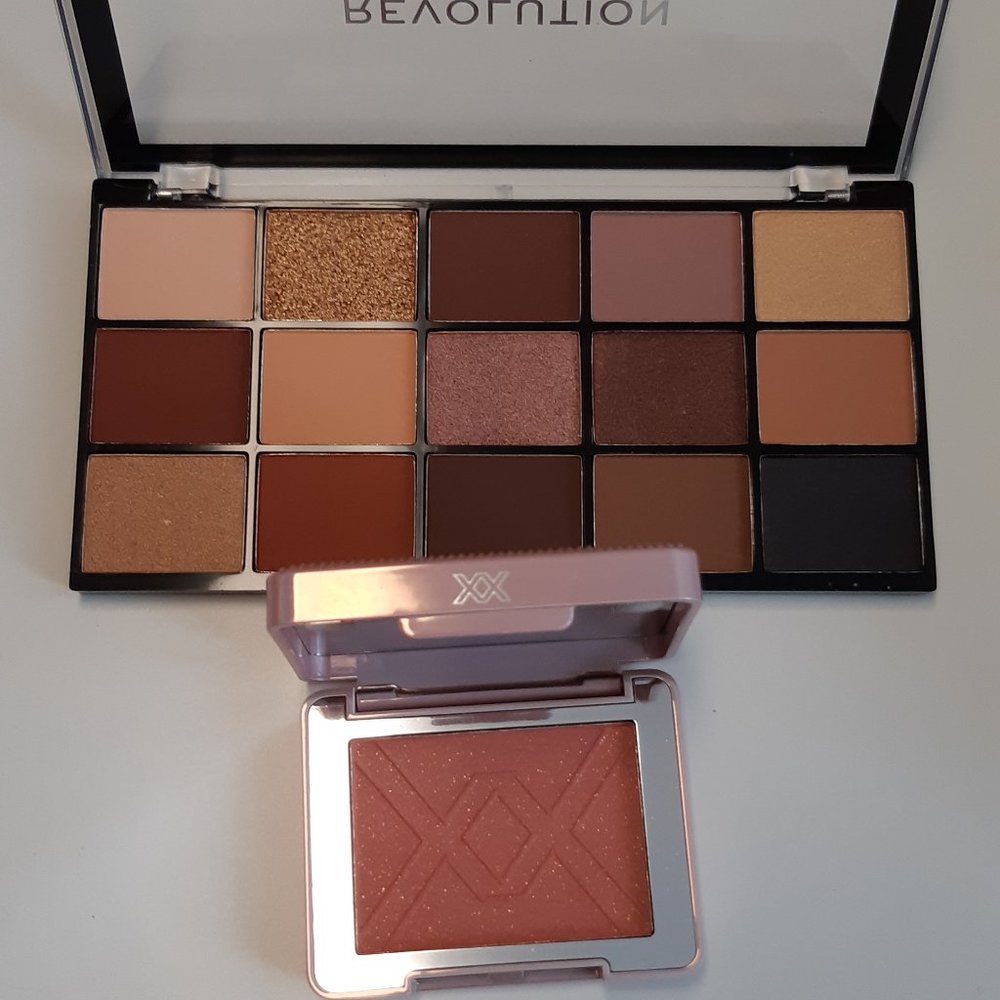 Makeup Revolution eyeshadow palette and blush